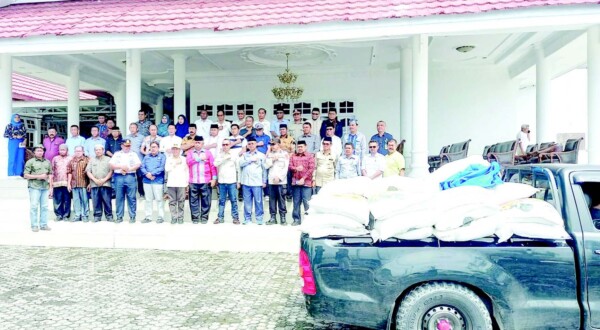 Pj. Bupati Buton, Basiran saat menyalurkan cadangan pangan di rumah dinasnya untuk kemudian didistribusikan pada warga untuk menjaga stabilitas harga yang melambung tinggi di pasaran.