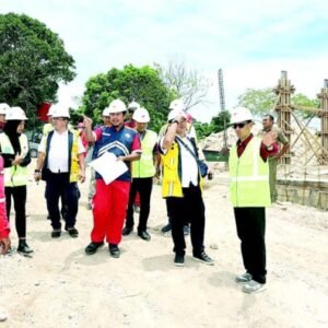 Bupati Wakatobi, Haliana (kanan) ketika melakukan pemantauan pada salah satu lokasi pekerjaan penataan KSPN di daerah itu.