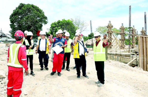 Bupati Wakatobi, Haliana (kanan) ketika melakukan pemantauan pada salah satu lokasi pekerjaan penataan KSPN di daerah itu.