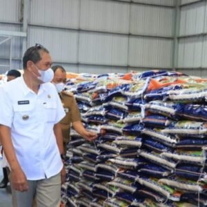 Bupati Kolaka, H. Ahmad Safei saat melakukan pemantauan stok pangan di Gudang Bulog Kolaka, kemarin.