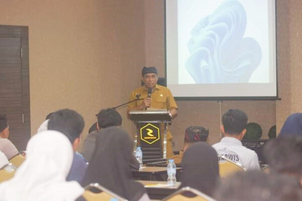 Wali Kota Baubau, La Ode Ahmad Monianse ketika membuka pelatihan pengelolaan desa wisata untuk meningkatkan kemampuan masyarakat dalam mengelola destinasi yang ada, kemarin.