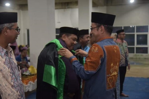 Pembukaan pelaksanaan STQH ke-26 yang sekaligus dirangkaikan dengan pelantikan Dewan Hakim dan pemasangan toga secara simbolis oleh Pj Bupati Buton, Basiran (kanan).