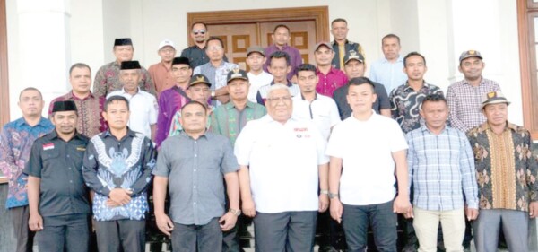 Gubernur Sultra, Ali Mazi (depan, tengah) foto bersama puluhan kepala desa dan pengurus APDESI Muna Barat, usai audiensi di Rujab Gubernur Sultra, baru-baru ini.