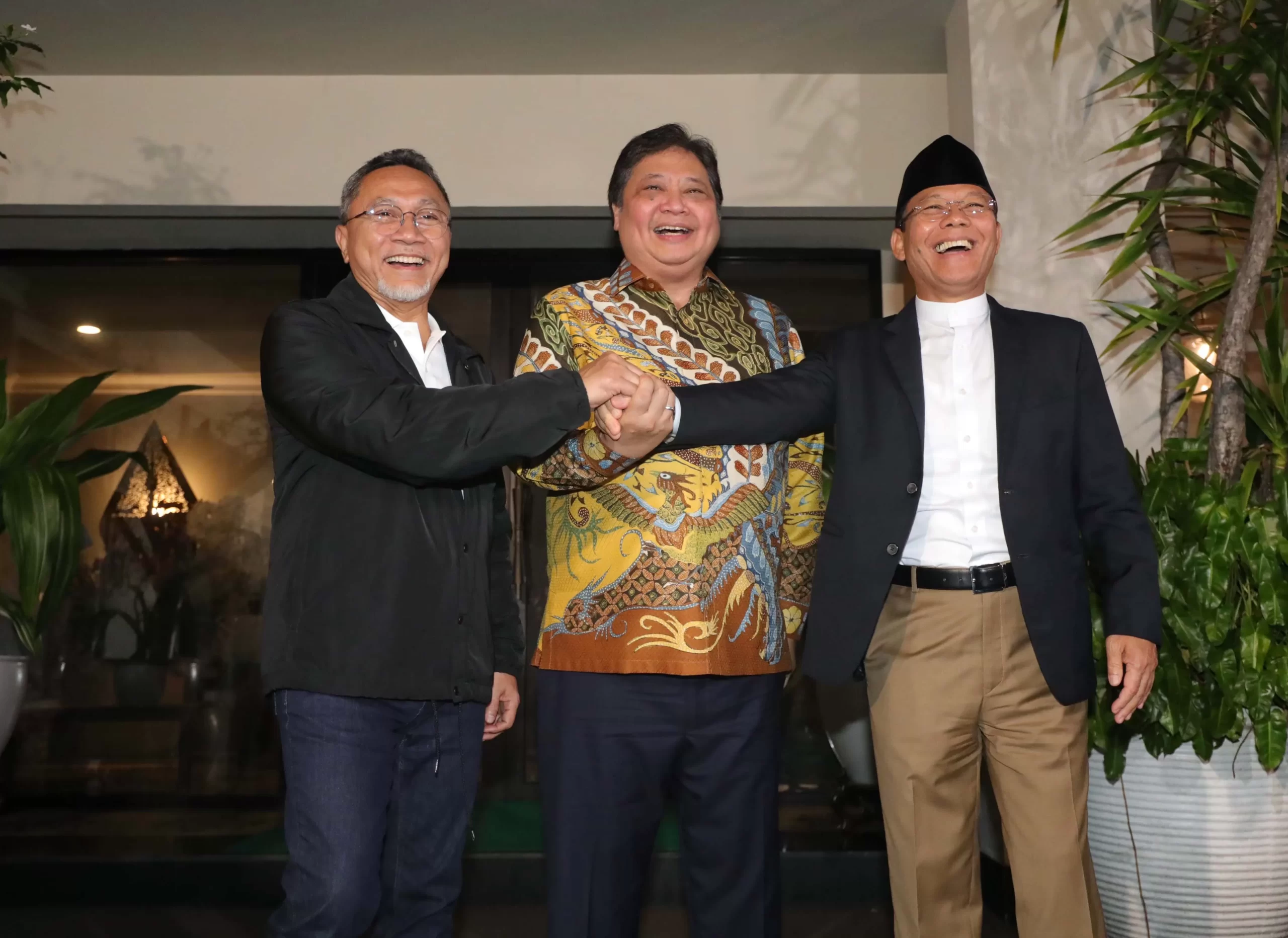Ketua Umum Partai Golkar Erlangga Hartarto (tengah) bersama Ketua Umum PAN Zulkifli Hasan (kiri) dan Ketua Umum PPP Mardiono (kanan) memberikan keterangan kepada wartawan di kediaman Erlangga di Jakarta