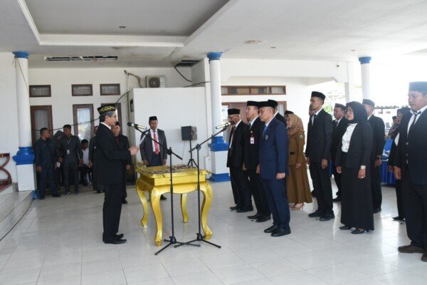 Suasana pengambilan sumpah jabatan kepada tiga pemangku eselon II dan 13 eselon IV yang dilakukan Bupati Konkep, H. Amrullah di Pendopo Rujab, kemarin