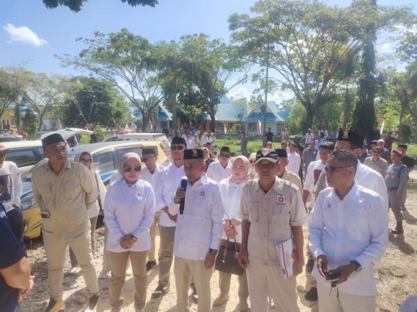 Ketua DPC Gerindra Konsel, H. Muhlis (tengah) didampingi Ketua Bappilu, Armal (kiri) usai mendaftar di KPU dan menyatakan siap berjuang memenangkan Pemilu 2024.