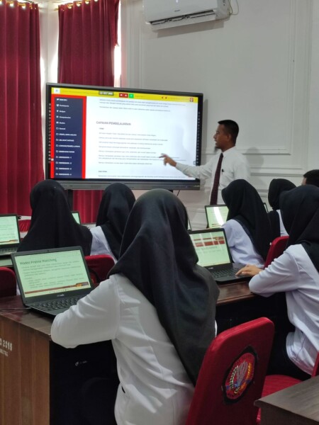 Mahasiswa Unsultra saat mengikuti proses perkuliahan.