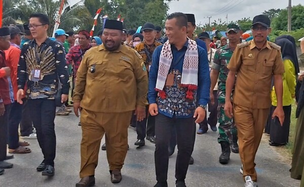 Kepala DPMD Konawe Keni Yuga Permana dan rombongan, saat melakukan penilaian lomba desa tingkat Konawe di desa Sanuanggamo kecamatan Tongauna Utara.