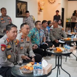 Kapolda Sultra Irjen Pol Teguh Pristiwanto bersama sejumlah Pejabat Utama (PJU) Polda Sultra, saat mendengarkan curhatan warga mengenai situasi kamtibmas di wilayah mereka.