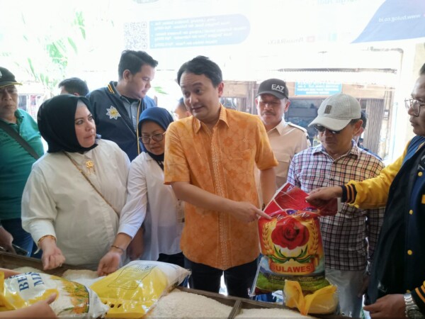 Kepala Disperindag Sultra, Sitti Saleha (kiri) bersama sejumlah pejabat saat memantau harga sembako di pasar.