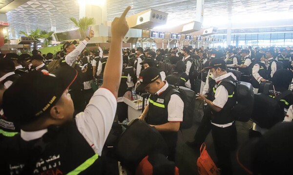 Pemberangkatan gelombang pertama petugas PPIH Arab Saudi di Terminal 3 Bandara Soekarno-Hatta, Tangerang, Sabtu (20/5). (HANUNG HAMBARA/JAWA POS)