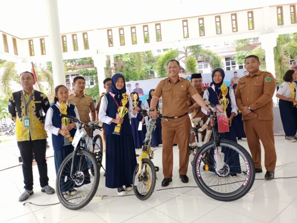 Sekab Konawe Ferdinand Sapan (tiga dari kanan), berpose dengan para pemenang lomba cerdas cermat tingkat Konawe, Selasa (23/5).