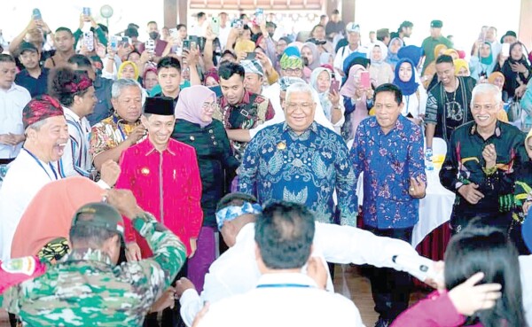Gubernur Sultra, Ali Mazi bersama Sekda Asrun Lio, Anggota DPR RI asal Sultra Hugua, Bupati Wakatobi Haliana disambut tarian khas Wakatobi saat menghadiri halal bi halal masyarakat Wakatobi Jabodetabek di Anjungan Pemprov Sultra TMII Jakarta, Sabtu (27/5).