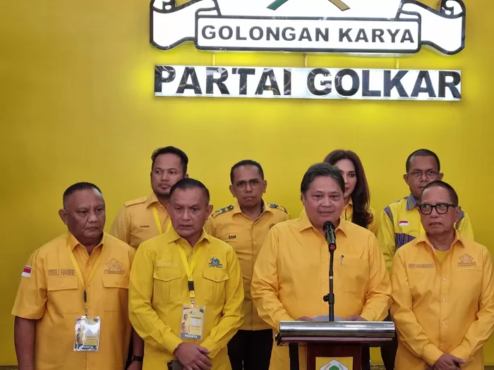 Ketua Umum Partai Golkar Airlangga Hartarto bersama jajaran DPP Partai Golkar di di kantor DPP Partai Golkar, Jalan Anggrek Neli Murni, Jakarta Barat, Minggu (4/6). (Muhammad Ridwan/JawaPos.com)