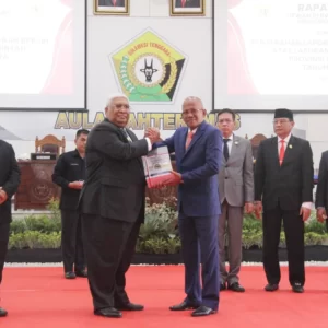 Gubernur-Ali-Mazi-terima-Opini-WTP-dari-Anggota-VI-BPK-RI-Dr