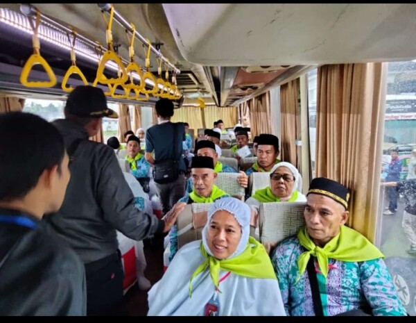 121 JCH Koltim diberangkatkan menuju Makkah melalui embarkasi Kota Makassar dan dilepas Sekab, Andi Muh. Iqbal Tongasa, kemarin.