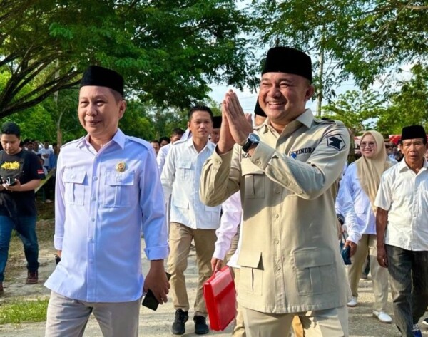 Ketua DPC Gerindra Konawe, Wahyu Ade Pratama Imran (kanan), bersama Wakil Ketua Bidang Organisasi, Kaderisasi dan Keanggotaan (OKK) DPC Gerindra Konawe, Jemi Safrul Imran (kiri)