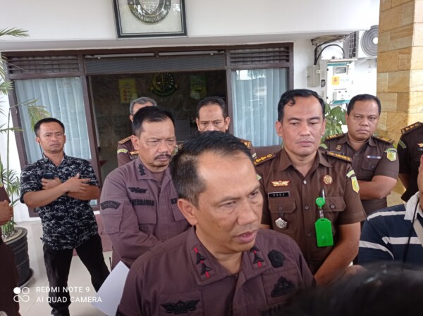 foto Kajati saat kofrensi pers penetapan tsk