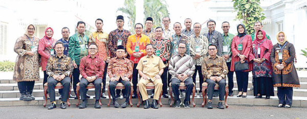 Pj Wali Kota Kendari, Asmawa Tosepu (berdiri, keempat dari kiri) sempatkan foto bersama Wapres Ma'ruf Amin (duduk, tiga dari kiri), Mendagri Tito Karnavian (duduk, empat dari kiri) beserta sejumlah pejabat usai launching MPP Digital di Istana Negara, baru-baru ini.