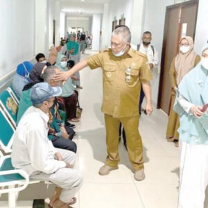 Bupati Konawe, Kery Saiful Konggoasa, berdialog dengan warga yang berobat di BLUD RS Konawe.