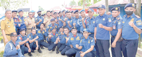 Pj Wali Kota Kendari, Asmawa Tosepu bersama Sekot Kendari Ridwansyah Taridala bersama personal Damkar Kendari.
