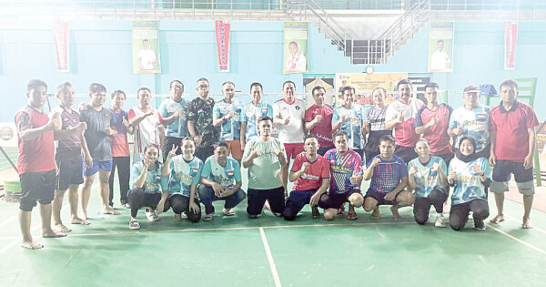 Pengurus PB Beringin Kendari, H. Kasim Pagala (berdiri, delapan dari kanan), Direktur Kendari Pos Irwan Zainuddin (berdiri, tujuh dari kiri) foto bersama Pengurus PB Konasara usai laga persahabatan di GOR Wanggudu, Konawe Utara, kemarin. Laga ini sebagai ajang merawat dan mempererat silaturahmi.