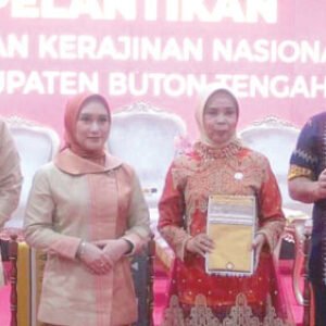 Pj Bupati Buteng Andi Muhammad Yusuf (kiri), Pj Ketua Dekranasda Buteng Asri Yani Kadir, Ketua Dekranasda Sultra Wa Ode Munanah Asrun Lio setelah pelantikan Pj Ketua Dekranasda Buteng di Aula Rujab Gubernur, kemarin
