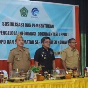 ADI HIDAYAT/KENDARI POS INFORMASI PUBLIK : Kepala Diskominfo Sultra Ridwan Badallah (tengah) bersama Asisten I Setkab Konawe, Muhammad Akbar (dua dari kiri) dan Kepala Diskominfo, Muhammad Akib Ras (dua dari kanan) dalam kegiatan sosialisasi pembentukan PPID di daerah itu. ADI HIDAYAT/KENDARI POS INFORMASI PUBLIK : Kepala Diskominfo Sultra Ridwan Badallah (tengah) bersama Asisten I Setkab Konawe, Muhammad Akbar (dua dari kiri) dan Kepala Diskominfo, Muhammad Akib Ras (dua dari kanan) dalam kegiatan sosialisasi pembentukan PPID di daerah itu.
