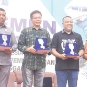 SERAP ASPIRASI: Ketua DPRD Sultra Abdurahman Shaleh (tengah), Anggota DPRD Sultra Aksan Jaya Putra (tiga kanan), dan Ketua DPRD Kendari Subhan (dua kiri) saat menyerap aspirasi warga Baruga.