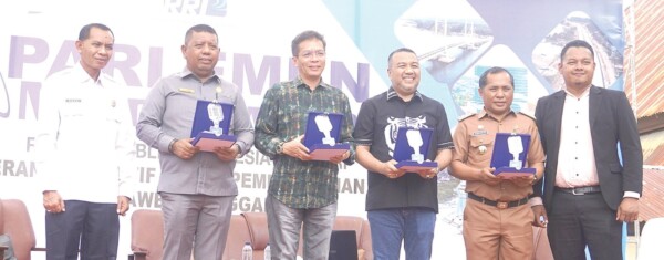 SERAP ASPIRASI: Ketua DPRD Sultra Abdurahman Shaleh (tengah), Anggota DPRD Sultra Aksan Jaya Putra (tiga kanan), dan Ketua DPRD Kendari Subhan (dua kiri) saat menyerap aspirasi warga Baruga. SERAP ASPIRASI: Ketua DPRD Sultra Abdurahman Shaleh (tengah), Anggota DPRD Sultra Aksan Jaya Putra (tiga kanan), dan Ketua DPRD Kendari Subhan (dua kiri) saat menyerap aspirasi warga Baruga.