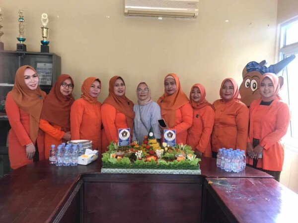 Ketua IKWI Sultra, Haspiana Sarjono (4 dari kiri) bersama pengurus IKWI Sultra lainnya saat memperingati HUT ke-62 IKWI tahun 2023 di kantor PWI Sultra. (HASRUDDIN LAUMARA / KENDARINEWS.COM)