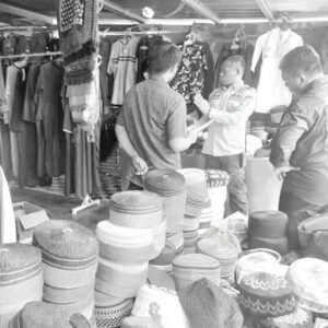 PENERTIBAN PEDAGANG : Kabid Ketertiban Umum Satpol PP Kendari, Hasman Dani (tengah) saat mengedukasi pedagang yang melanggar tata ruang kota di Jalan ZA Sugianto, kemarin.