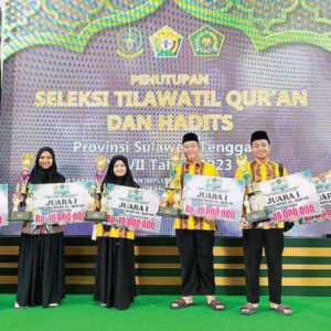 Sejumlah santri PTQ Al-Hudzaifiyyah Kolaka peraih medali emas di STQH tingkat Provinsi Sultra berpose bersama usai menerima piala, kemarin