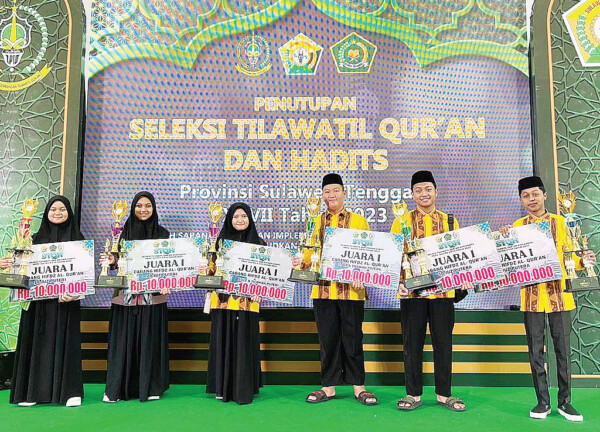 Sejumlah santri PTQ Al-Hudzaifiyyah Kolaka peraih medali emas di STQH tingkat Provinsi Sultra berpose bersama usai menerima piala, kemarin Sejumlah santri PTQ Al-Hudzaifiyyah Kolaka peraih medali emas di STQH tingkat Provinsi Sultra berpose bersama usai menerima piala, kemarin