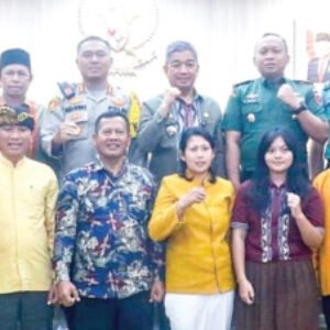 DEKLARASI: Sekda Kota Kendari, Ridwansyah Taridala didampingi Kapolresta Kendari Kombes Pol M. Eka Faturrahman dan Dandim 1417/Kendari Kolonel Bintarto serta tokoh agama dan masyarakat sempatkan foto bersama usai menggelar dialog dan deklarasi damai di Kantor Balai Kota Kendari, kemarin.
