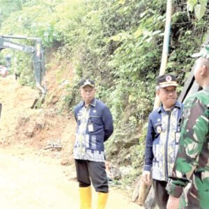 Pj. Wali Kota Kendari, Asmawa Tosepu (tiga dari kanan) didampingi Sekda Kota Kendari, Ridwansyah Taridala (dua dari kanan) turun lapangan, memantau langsung kondisi warga yang terdampak longsor. Keduanya ingin memastikan warga baik-baik saja dan terlayani dengan baik.