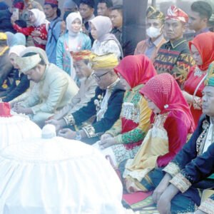 Pj Bupati Mubar, Bahri didamping istri, Yosi Rena Bahri bersama jajaran pejabat dan tamu undangan HUT Mubar mengkuti pembacaan haroa dalam rangka syukuran HUT Mubar