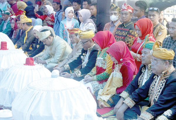 Pj Bupati Mubar, Bahri didamping istri, Yosi Rena Bahri bersama jajaran pejabat dan tamu undangan HUT Mubar mengkuti pembacaan haroa dalam rangka syukuran HUT Mubar Pj Bupati Mubar, Bahri didamping istri, Yosi Rena Bahri bersama jajaran pejabat dan tamu undangan HUT Mubar mengkuti pembacaan haroa dalam rangka syukuran HUT Mubar