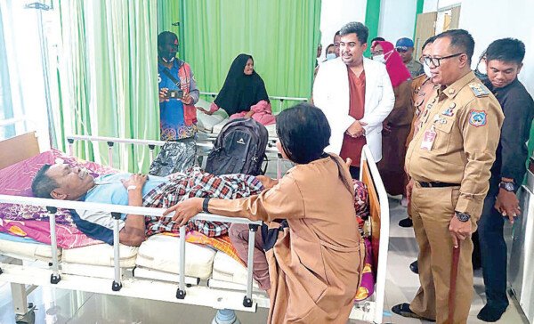 Pj Bupati Mubar, Bahri mengunjungi langsung pasien yang dirawat di RSUD Mubar untuk memastikan pelayanan kesehatan kepada masyarakat dilakukan dengan baik dan gratis.