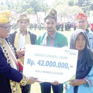Pj Bupati Mubar, Dr. Bahri memberikan santunan jaminan kematian dari BPJS Ketenagakerjaan kepada ahli waris.