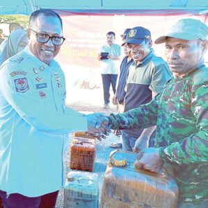 Pj Bupati Mubar, Bahri menyerahkan bantuan BBM kepada masyarakat nelayan sebagai bentuk upaya penanganan kemiskinan ekstrem.