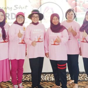 Foto bersama Ketua DWP UHO, Viska Inda Variani (empat dari kanan), Wakil Rektor Bidang Umum dan Keuangan UHO, Prof. Dr. Ir. Weka Widayati (empat dari kiri), Ketua Pani (tiga dari kiri), Ketua Sub Unit DWP Fisip UHO, Dr. Hj. Andi Hasnah Eka Suaib (pertama dari kanan), Pemateri Deviajana Delly (tiga dari kanan) dan Wa Ode Fatimah Muliddin (kedua dari kegiatan yoga.