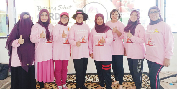 Foto bersama Ketua DWP UHO, Viska Inda Variani (empat dari kanan), Wakil Rektor Bidang Umum dan Keuangan UHO, Prof. Dr. Ir. Weka Widayati (empat dari kiri), Ketua Pani (tiga dari kiri), Ketua Sub Unit DWP Fisip UHO, Dr. Hj. Andi Hasnah Eka Suaib (pertama dari kanan), Pemateri Deviajana Delly (tiga dari kanan) dan Wa Ode Fatimah Muliddin (kedua dari kegiatan yoga.