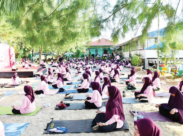 Gelaran Yoga dan bincang sehat di Villa Aksa Toronipa Oleh Darma Wanita Persatuan(DWP) Universitas Haluoleo yang dilaksanakan Di Kabupaten Konawe, Minggu (23/7).