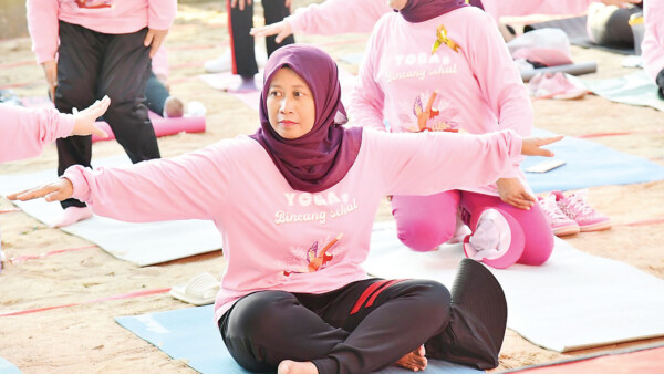 Ketua Dharma Wanita Persatuan (DWP) UHO, Viska Inda Variani memeragakan salah satu gerakan yoga. Ketua Dharma Wanita Persatuan (DWP) UHO, Viska Inda Variani memeragakan salah satu gerakan yoga.