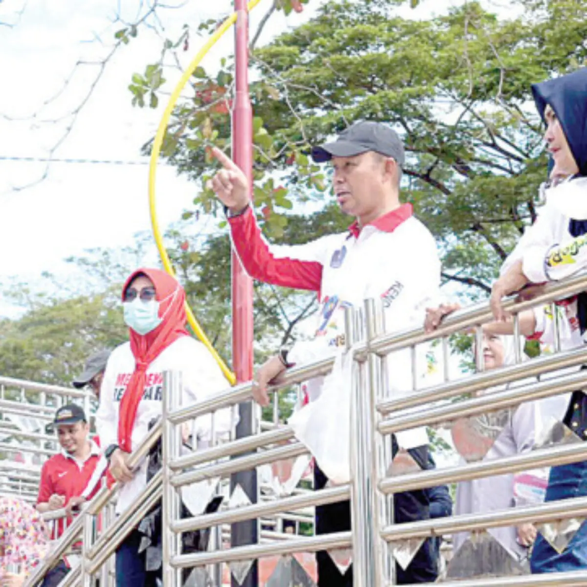Penjabat (Pj) Wali Kota Kendari, Asmawa Tosepu (menunjuk) memberikan pengarahan kepada jajaran saat memimpin kerja bakti di Kawasan Kali Kadia.