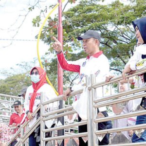 Penjabat (Pj) Wali Kota Kendari, Asmawa Tosepu (menunjuk) memberikan pengarahan kepada jajaran saat memimpin kerja bakti di Kawasan Kali Kadia.