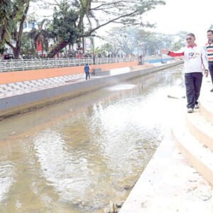 Pj Wali Kota Asmawa Tosepu (depan) didampingi jajaran melihat kondisi Kali Kadia.