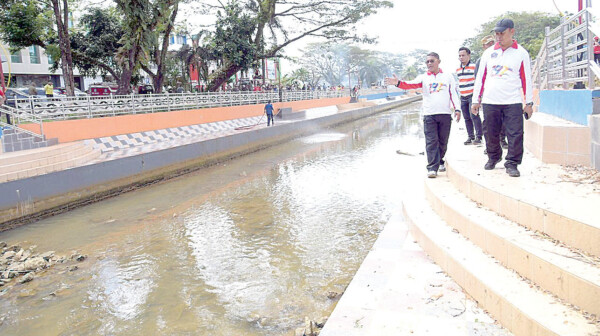 Pj Wali Kota Asmawa Tosepu (depan) didampingi jajaran melihat kondisi Kali Kadia. Pj Wali Kota Asmawa Tosepu (depan) didampingi jajaran melihat kondisi Kali Kadia.