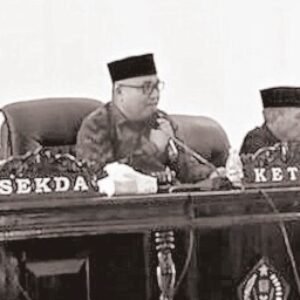 Sekab Konawe Ferdinand Sapan (kiri), saat menghadiri rapat penandatanganan nota kesepahaman penggunaan APBD Konawe tahun 2022, Kamis (6/7) di Kantor DPRD Konawe. Tampak Ketua DPRD H Ardin (tengah) dan Wakil Ketua I DPRD, Tajuddin Dongge (kanan).
